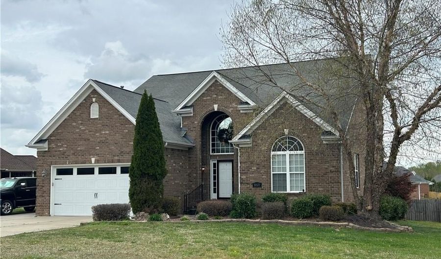 1021 Sagewood Ln, Archdale, NC 27263 - 5 Beds, 3 Bath
