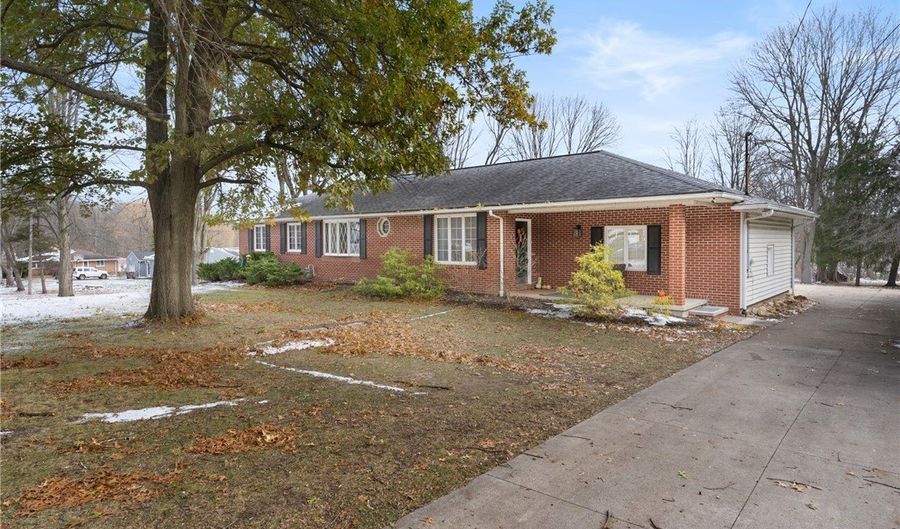 193 Fairway Dr, Akron, OH 44333 - 3 Beds, 3 Bath