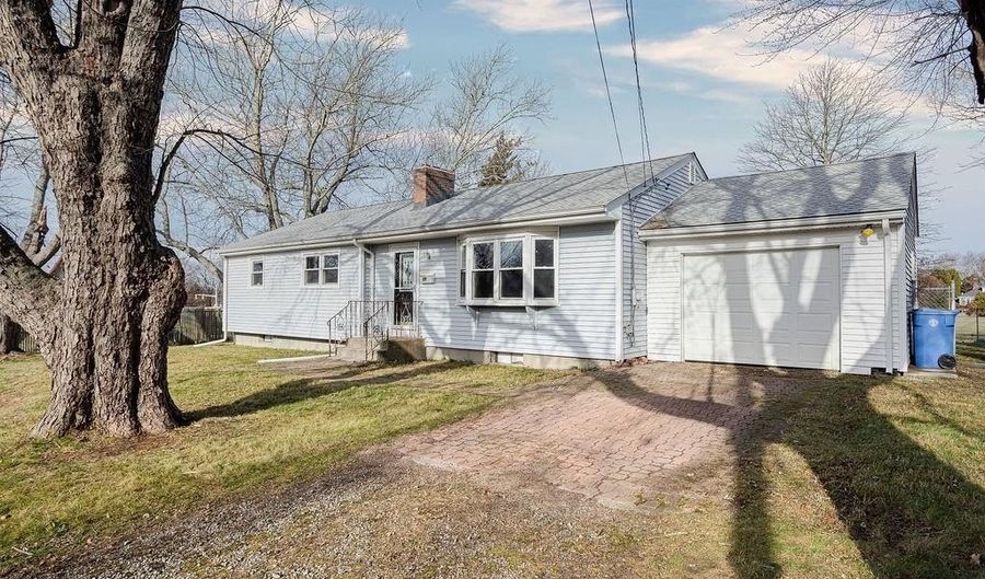 11 Granada Ter, Middletown, RI 02842 - 3 Beds, 2 Bath