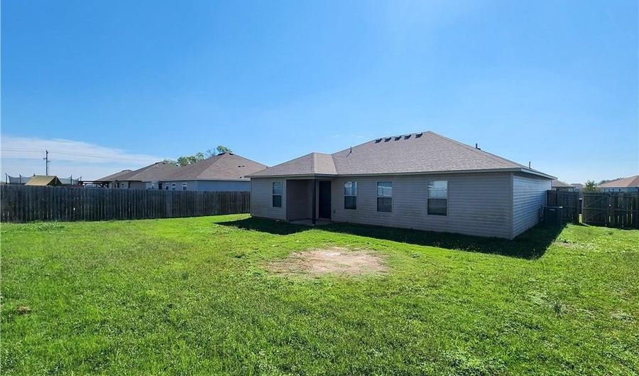 712 67th Ave, Bentonville, AR 72713 - 3 Beds, 2 Bath