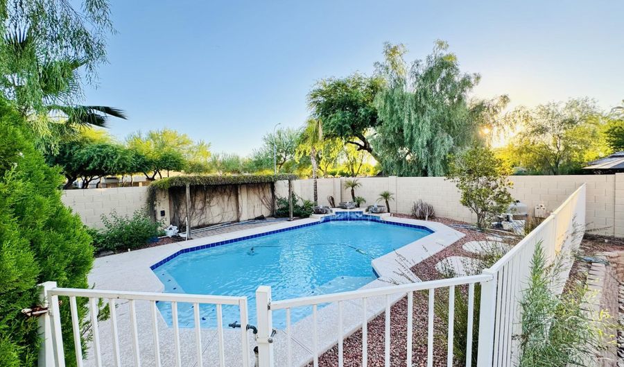 4468 S LEOMA Ln, Chandler, AZ 85249 - 5 Beds, 4 Bath