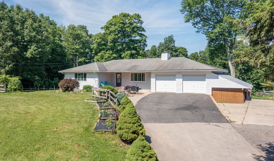 102 Pumpkin Hill Rd, Ashford, CT 06278 - 3 Beds, 3 Bath