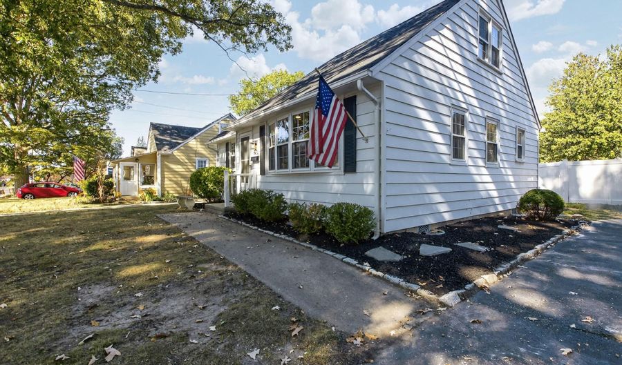 305 W 4TH Ave, Barrington, NJ 08007 - 4 Beds, 2 Bath
