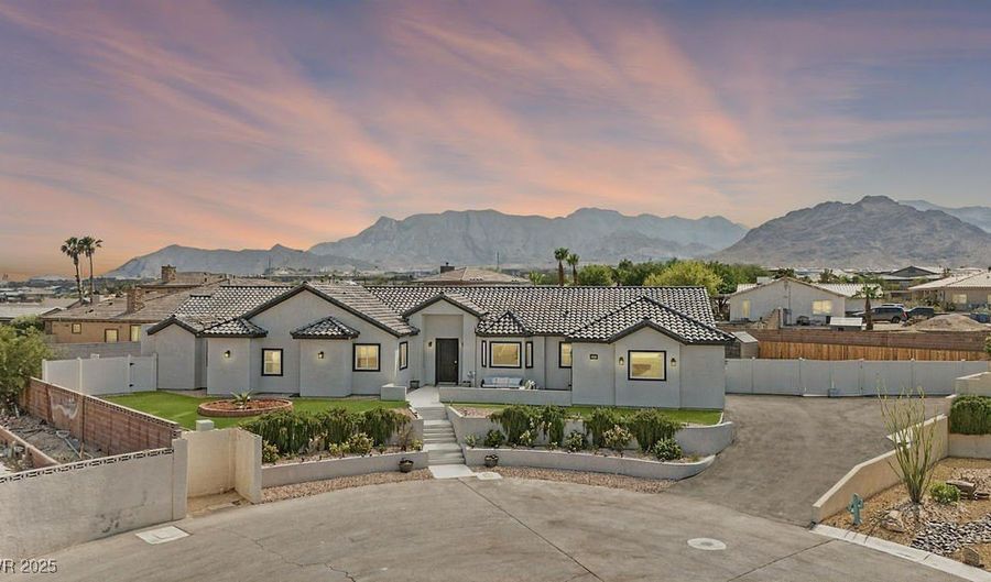 5865 Egan Crest Dr, Las Vegas, NV 89149 - 5 Beds, 5 Bath
