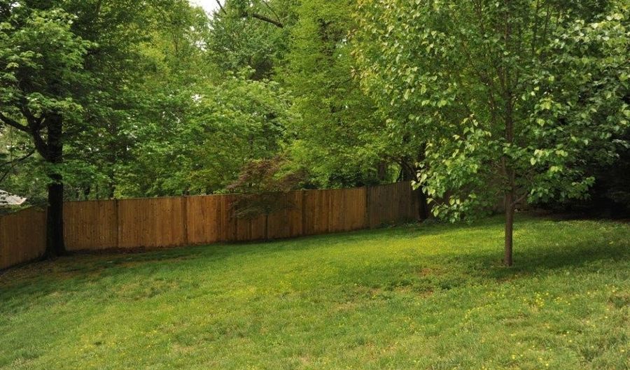 6902 STONEYBROOKE Ln, Alexandria, VA 22306 - 4 Beds, 3 Bath