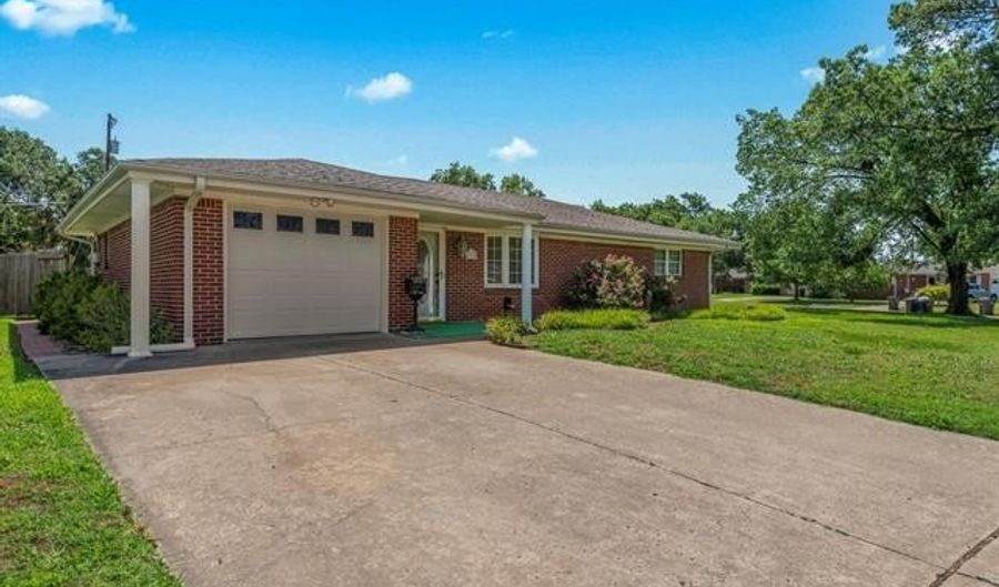 4916 Cornell Dr, Bartlesville, OK 74006 - 3 Beds, 2 Bath