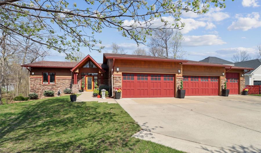 1201 Oakwood Dr, Polk City, IA 50226 - 4 Beds, 3 Bath