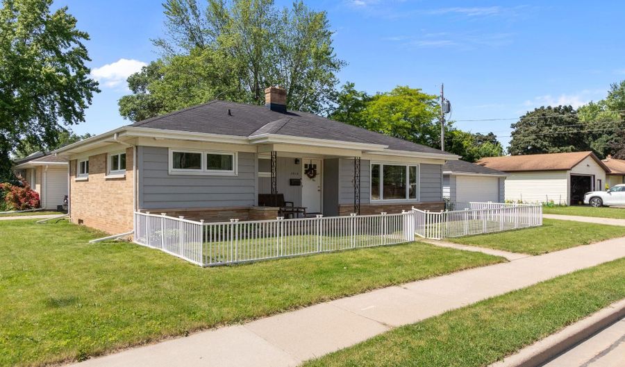 2015 E COLLEGE Ave, Appleton, WI 54915 - 3 Beds, 1 Bath