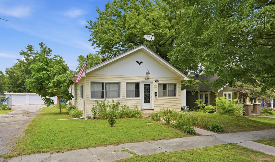 528 E 15th St, Baxter Springs, KS 66713 - 3 Beds, 2 Bath