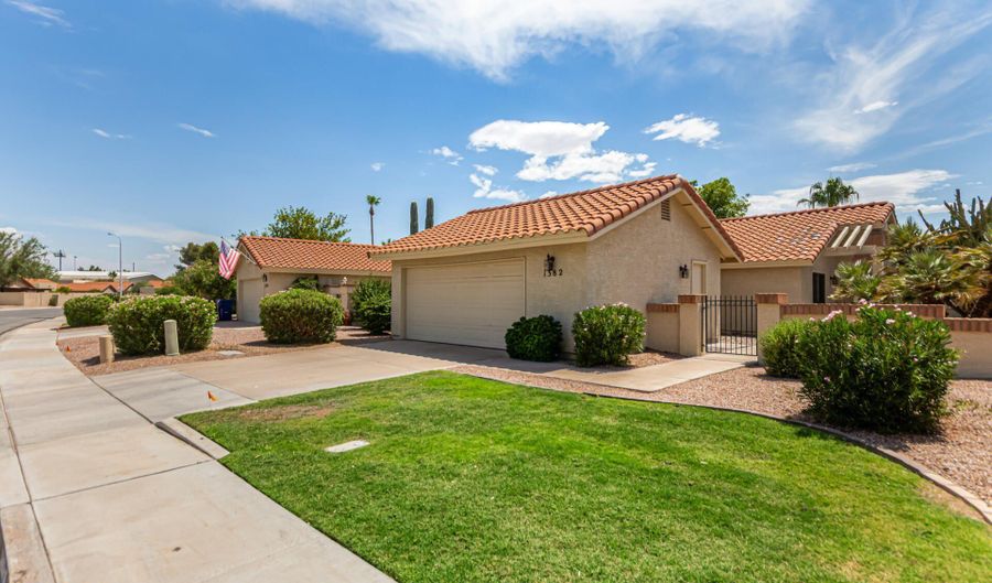 1382 N TAMARISK Dr, Chandler, AZ 85224 - 2 Beds, 2 Bath