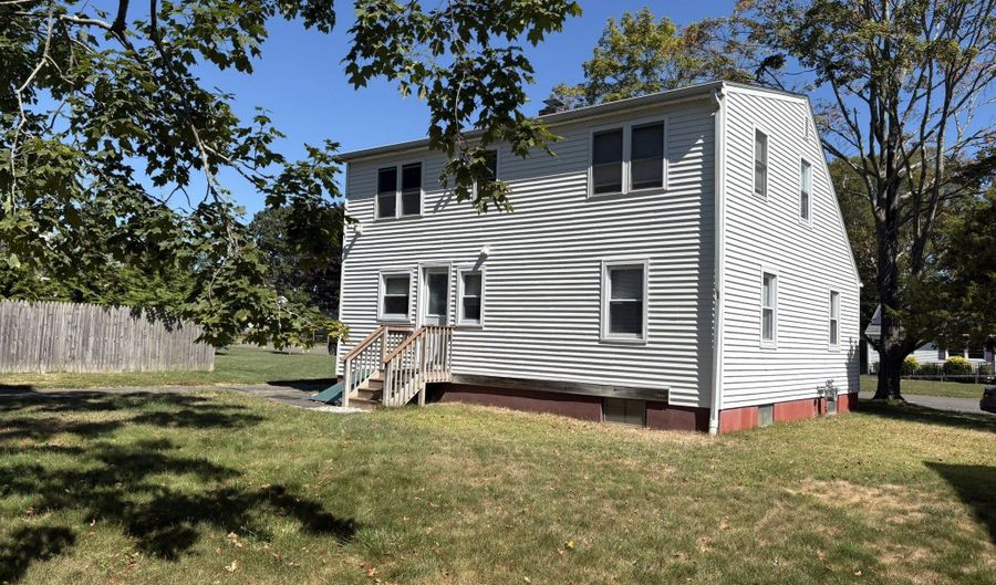 17 McKinnel Ct, Branford, CT 06405 - 2 Beds, 2 Bath
