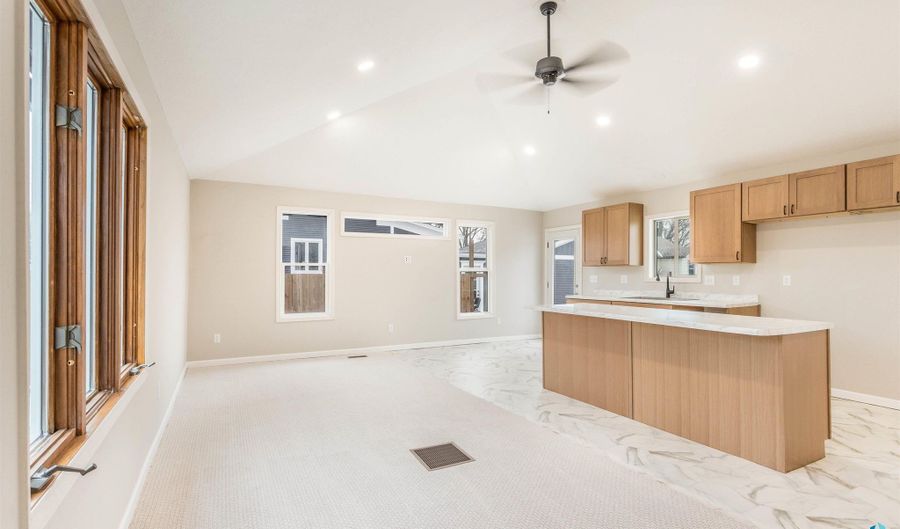 505 W Cedar St, Beresford, SD 57004 - 2 Beds, 1 Bath