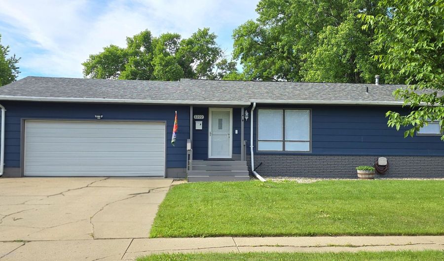 1222 NE 11th Ave, Aberdeen, SD 57401 - 2 Beds, 1 Bath