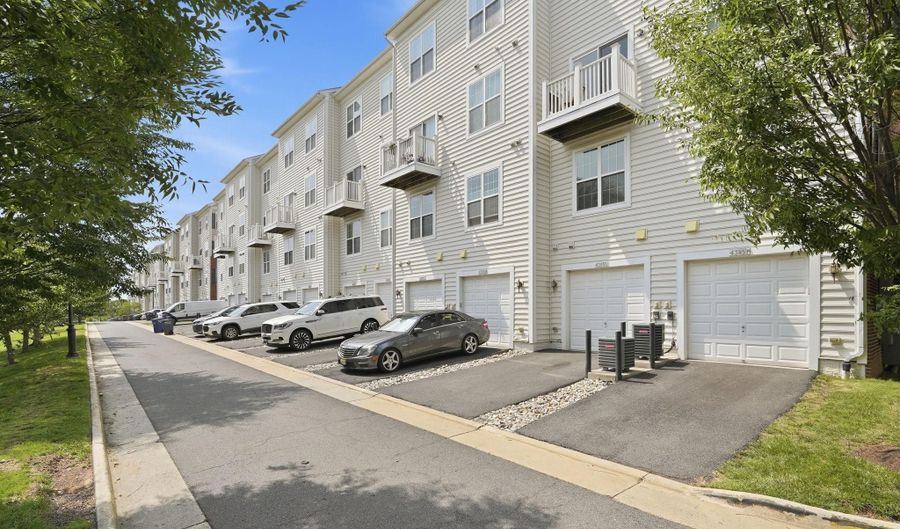 43851 KINGSTON STATION Ter, Ashburn, VA 20148 - 3 Beds, 3 Bath