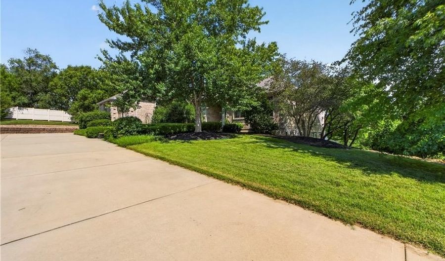 15526 Evans Rd, Basehor, KS 66007 - 4 Beds, 4 Bath