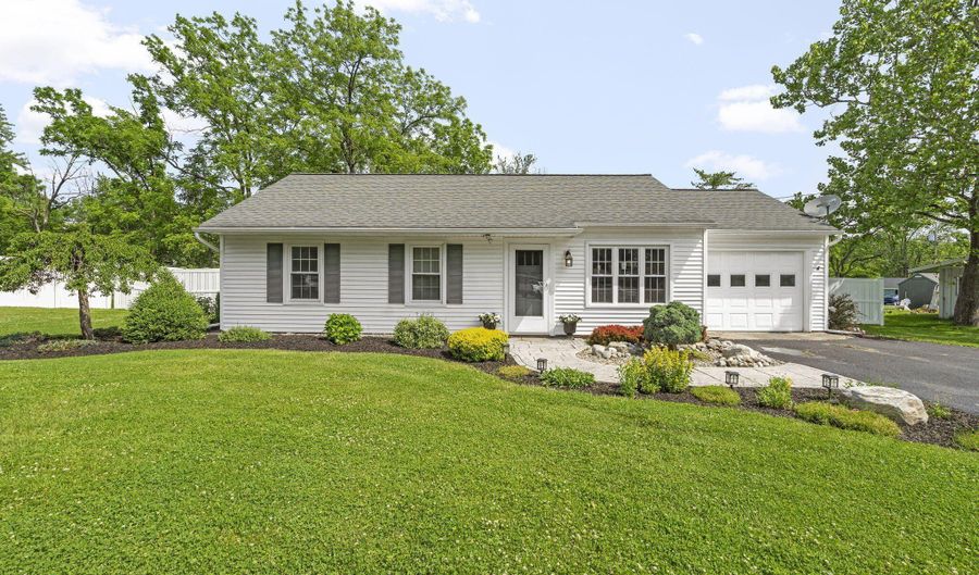 11 Thatcher Dr, Altamont, NY 12009 - 2 Beds, 1 Bath