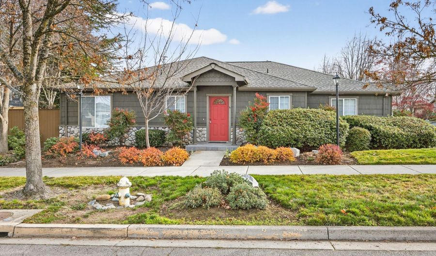 460 Clay St, Ashland, OR 97520 - 2 Beds, 2 Bath