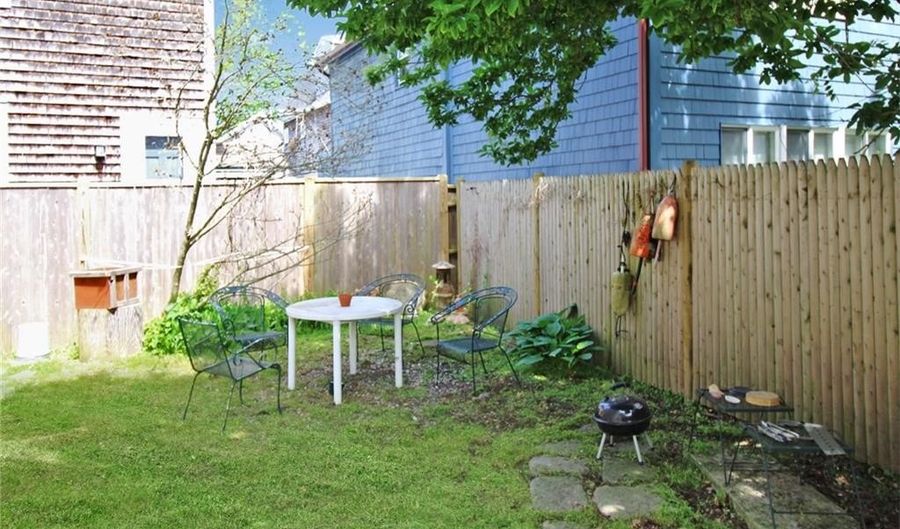 5 Davis Ct, Newport, RI 02840 - 3 Beds, 1 Bath