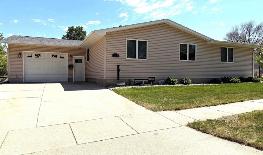 732 N Wooster St, Algona, IA 50511 - 3 Beds, 2 Bath