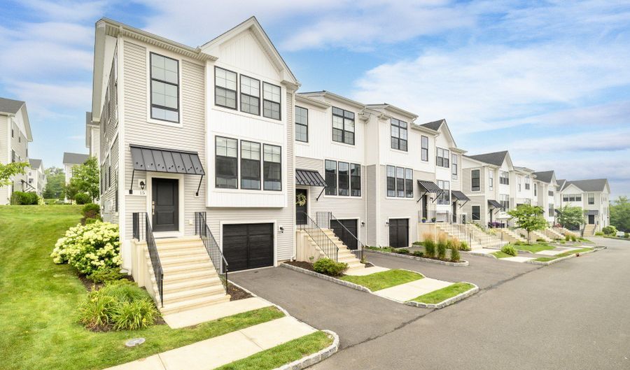 15 E Cross Trl 15, Danbury, CT 06810 - 2 Beds, 4 Bath