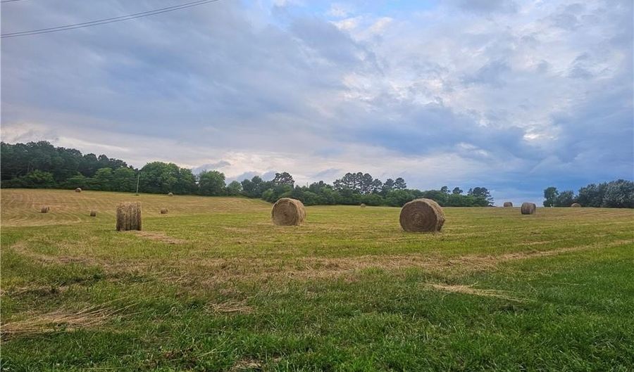 141 Holcomb Spur NW, Adairsville, GA 30103 - 3 Beds, 3 Bath