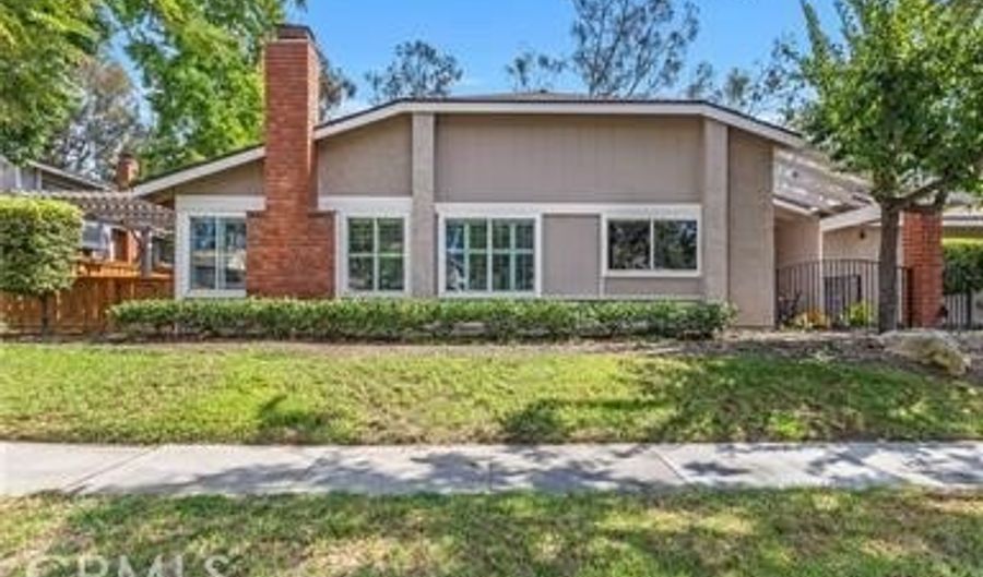 6520 E Camino, Anaheim, CA 92807 - 2 Beds, 2 Bath