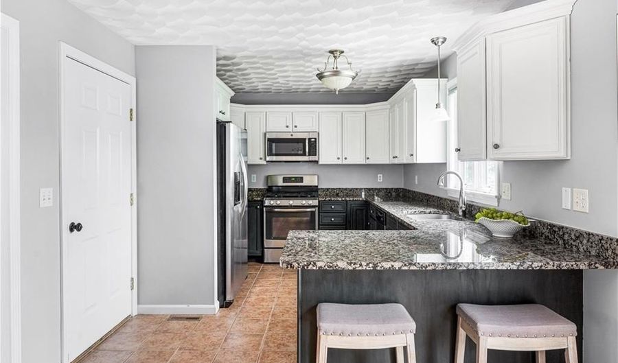 149 Cheshire Dr, Cranston, RI 02921 - 2 Beds, 3 Bath