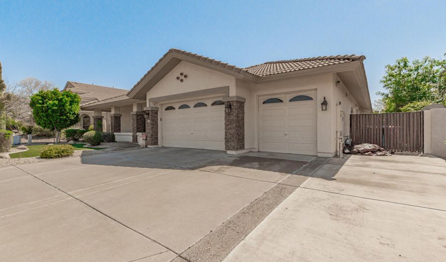 1687 E CAROB Dr, Chandler, AZ 85286 - 3 Beds, 3 Bath