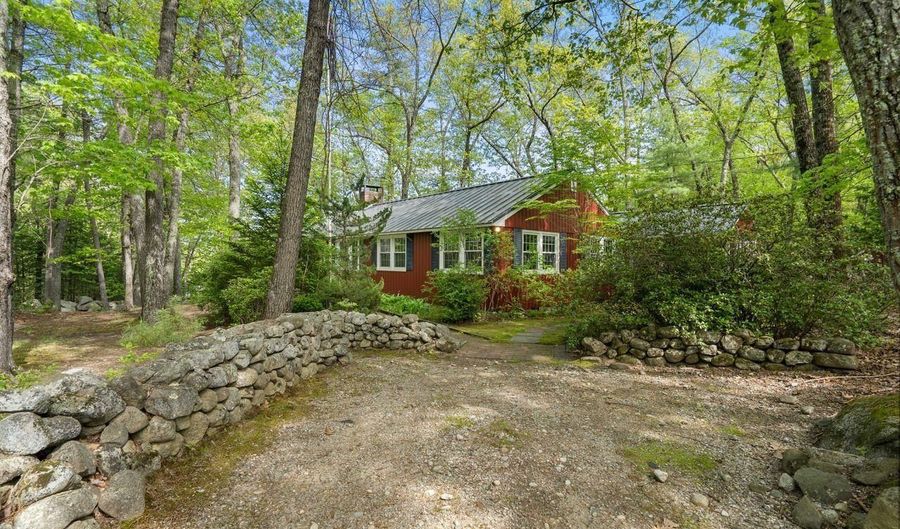 12 Lord Jeffrey Dr, Amherst, NH 03031 - 4 Beds, 2 Bath