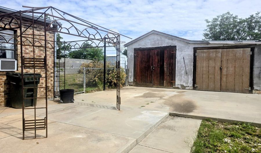 2606 Wyoming St, Carlsbad, NM 88220 - 2 Beds, 2 Bath