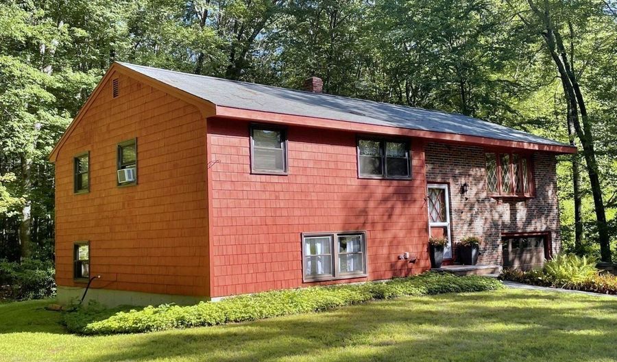 8 Wood Dr, Atkinson, NH 03811 - 3 Beds, 3 Bath