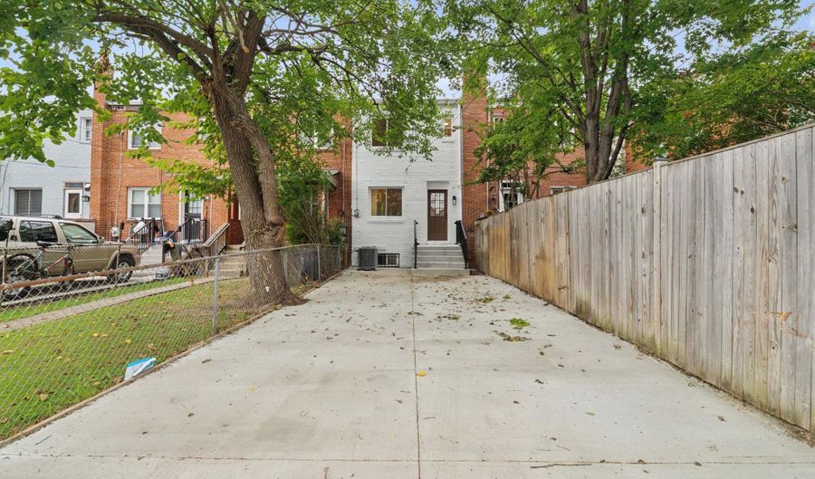 141 LYNHAVEN Dr, Alexandria, VA 22305 - 2 Beds, 2 Bath