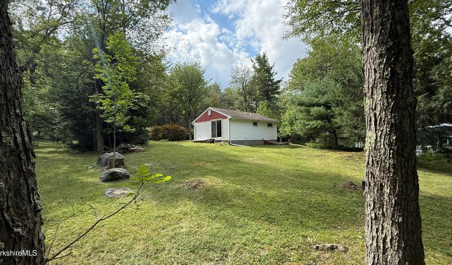 163 Sir Walter Ct, Becket, MA 01223 - 2 Beds, 1 Bath