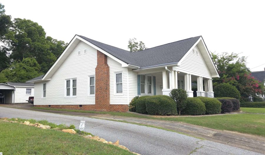 102 Wardlaw St, Abbeville, SC 29620 - 3 Beds, 2 Bath