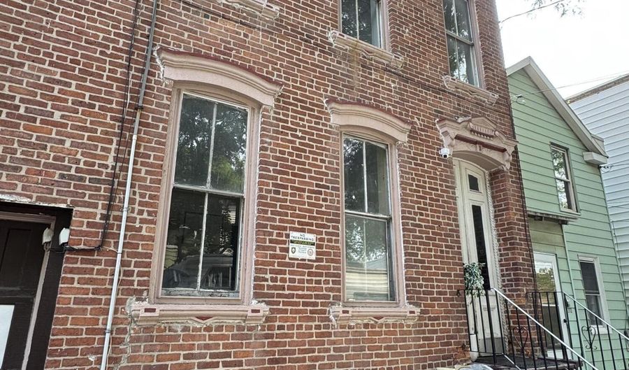 305 2nd St 2nd floor, Albany, NY 12206 - 3 Beds, 1 Bath