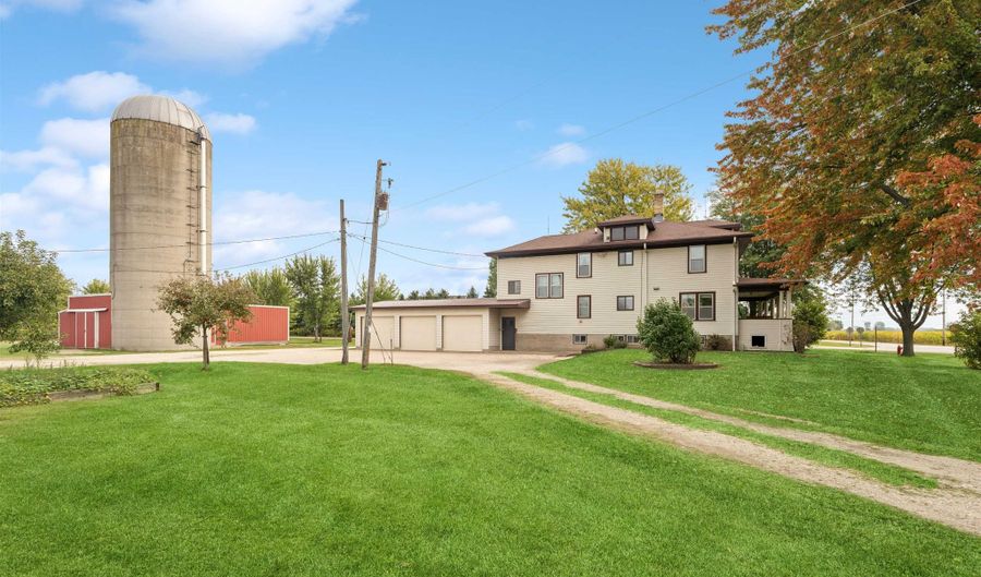 W6102 MANITOWOC Road, Appleton, WI 54915 - 6 Beds, 2 Bath