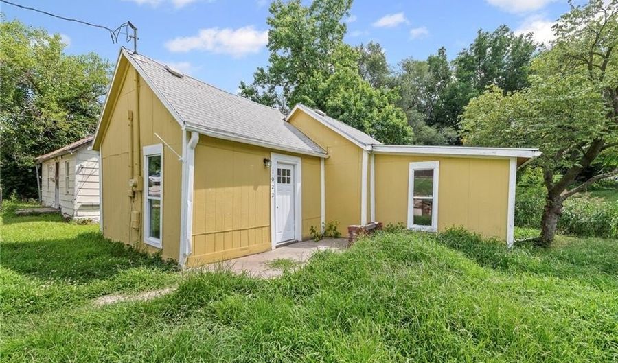 1022 N 8th St, Atchison, KS 66002 - 2 Beds, 1 Bath