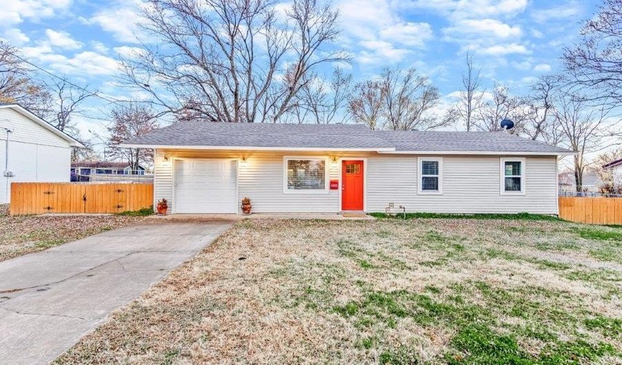 904 SE 4th St, Bentonville, AR 72712 - 3 Beds, 1 Bath