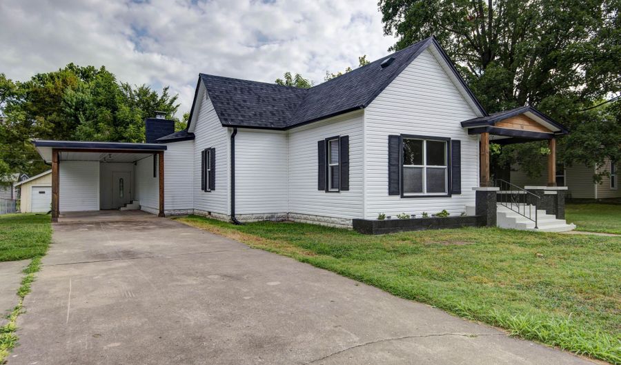 311 W Pleasant St, Aurora, MO 65605 - 3 Beds, 3 Bath