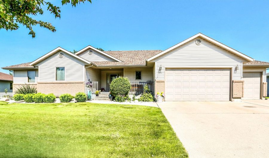 1702 Northview Ln, Aberdeen, SD 57401 - 5 Beds, 4 Bath