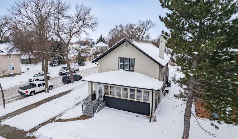 601 N 1st St, Aberdeen, SD 57401 - 4 Beds, 4 Bath