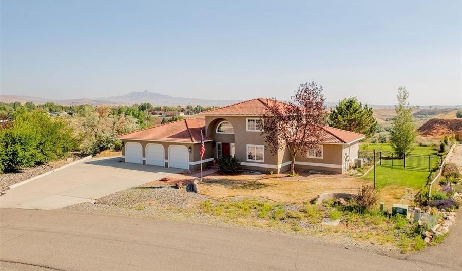 220 S Chugwater Dr, Cody, WY 82414 - 6 Beds, 4 Bath