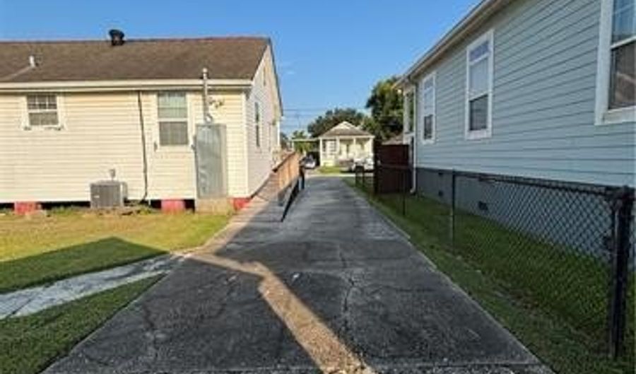 815 LEBEAU St, Arabi, LA 70032 - 2 Beds, 1 Bath