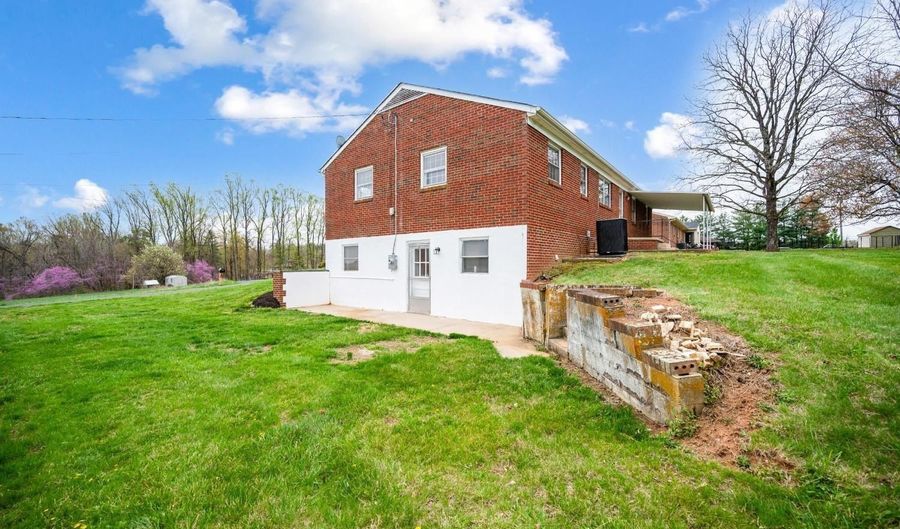 171 Peach St, Appomattox, VA 24522 - 3 Beds, 3 Bath