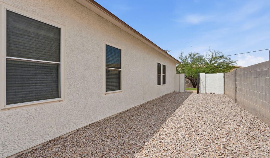 732 S PAUSTIAN Cir, Apache Junction, AZ 85120 - 3 Beds, 2 Bath