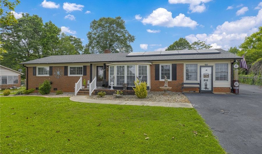 208 Kenneth Dr, Boiling Springs, SC 29316 - 4 Beds, 2 Bath
