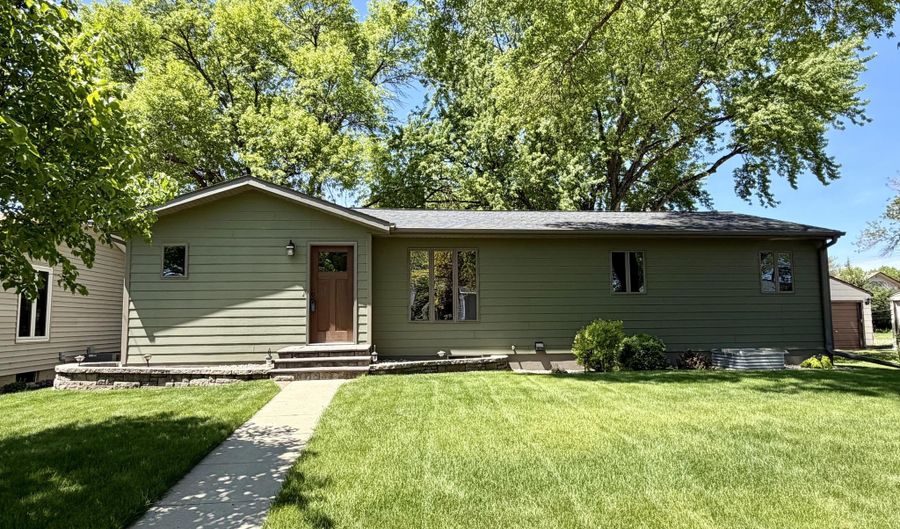 814 S Park St, Aberdeen, SD 57401 - 5 Beds, 3 Bath