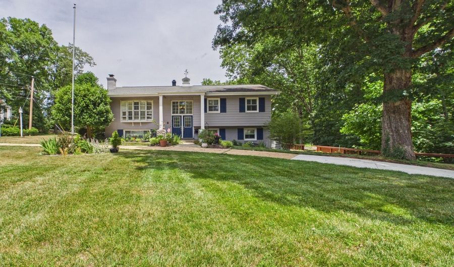 9201 CHERRYTREE Dr, Alexandria, VA 22309 - 5 Beds, 3 Bath