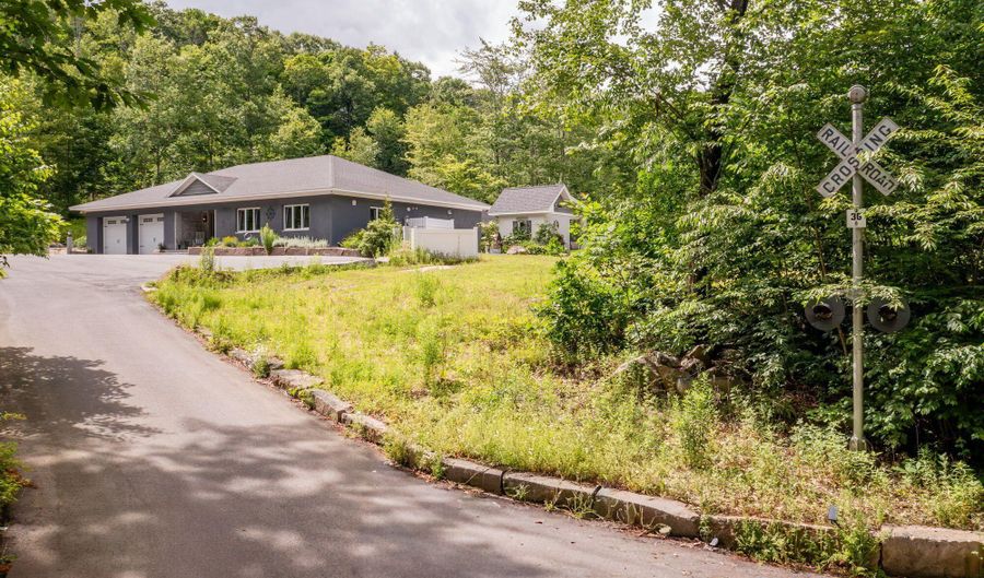 36 Rail Rd, Alfred, ME 04002 - 2 Beds, 2 Bath