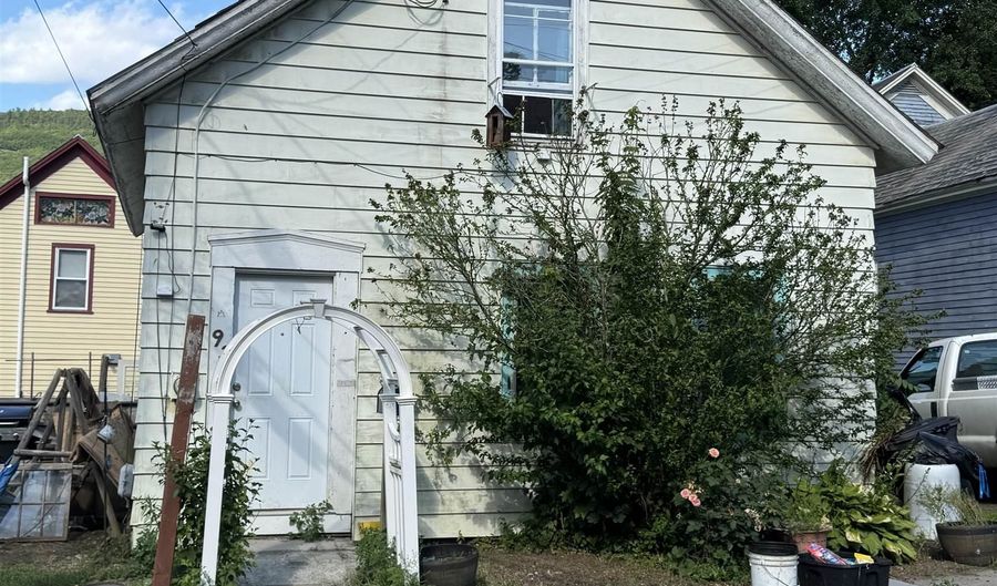 93 Clark St, Brattleboro, VT 05301 - 3 Beds, 1 Bath